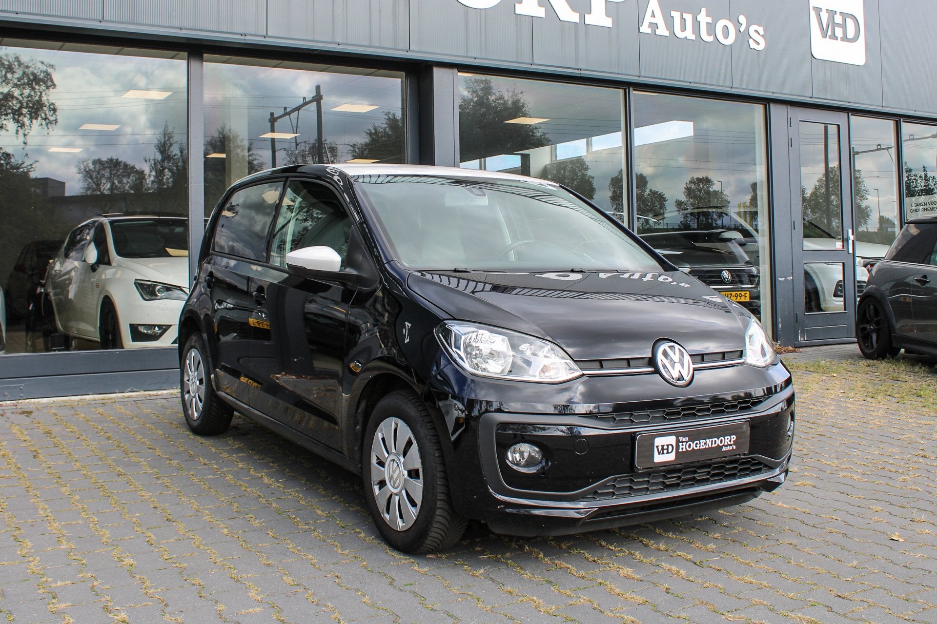 Volkswagen Up! 1.0 BMT high up! AIRCO STOELVERWARMING PDC, Auto's, Voorwielaandrijving, Stof, 4 stoelen, Zwart