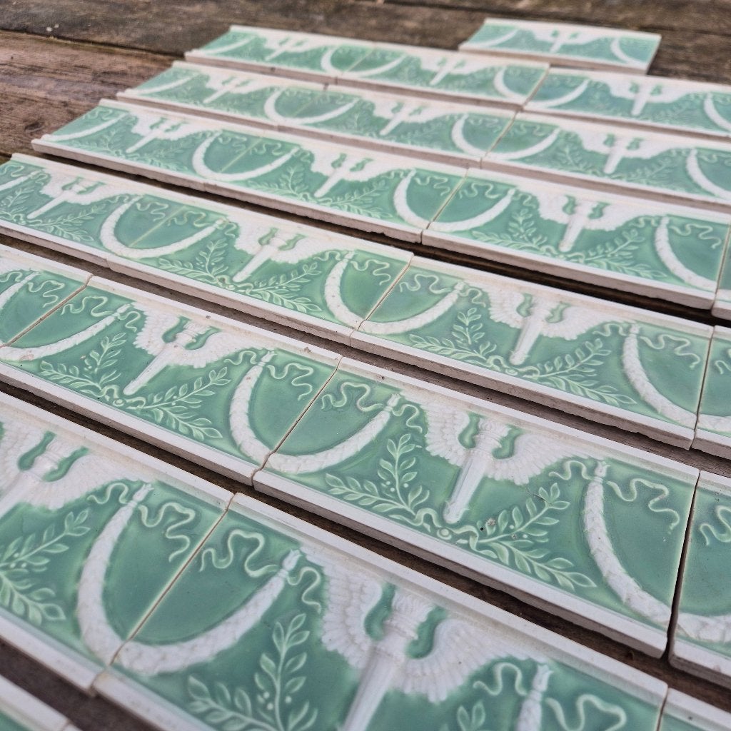 29 art nouveau randtegels mintgroen / wit opgelegd decor, Antiek en Kunst, Antiek | Wandborden en Tegels, Ophalen