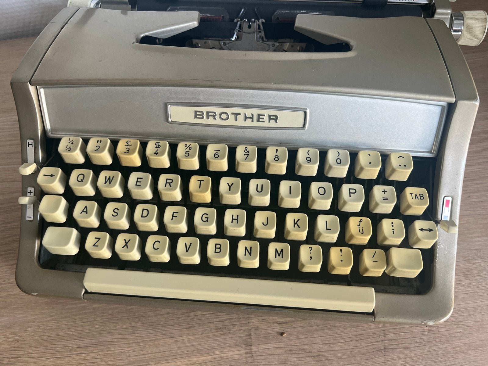 Champagnekleurige Brother typemachine met koffer, Verzenden, Gebruikt