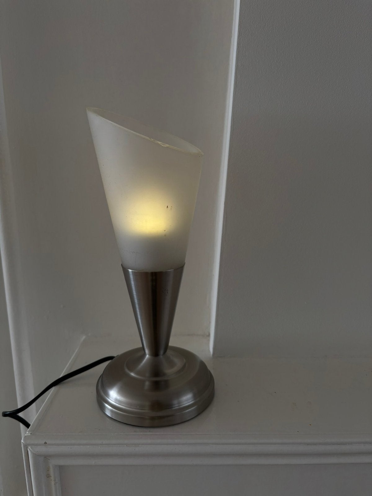 Vintage tafellamp chrome – witte glazen kap, Gebruikt, Vintage, Ophalen of Verzenden, Glas