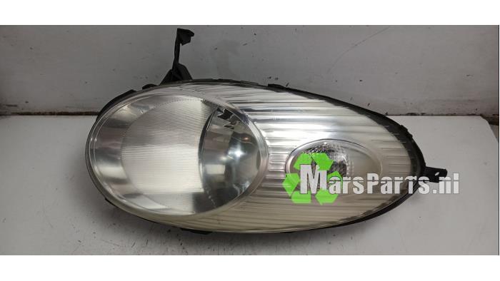 Koplamp rechts van een Nissan Micra