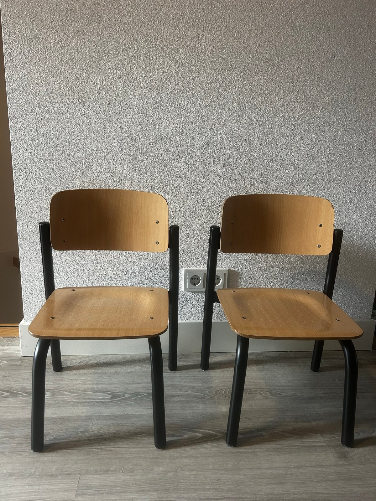 Set van 2 kinderstoeltjes - Houten zitting en rugleuning, Ophalen of Verzenden, Gebruikt, Overige typen