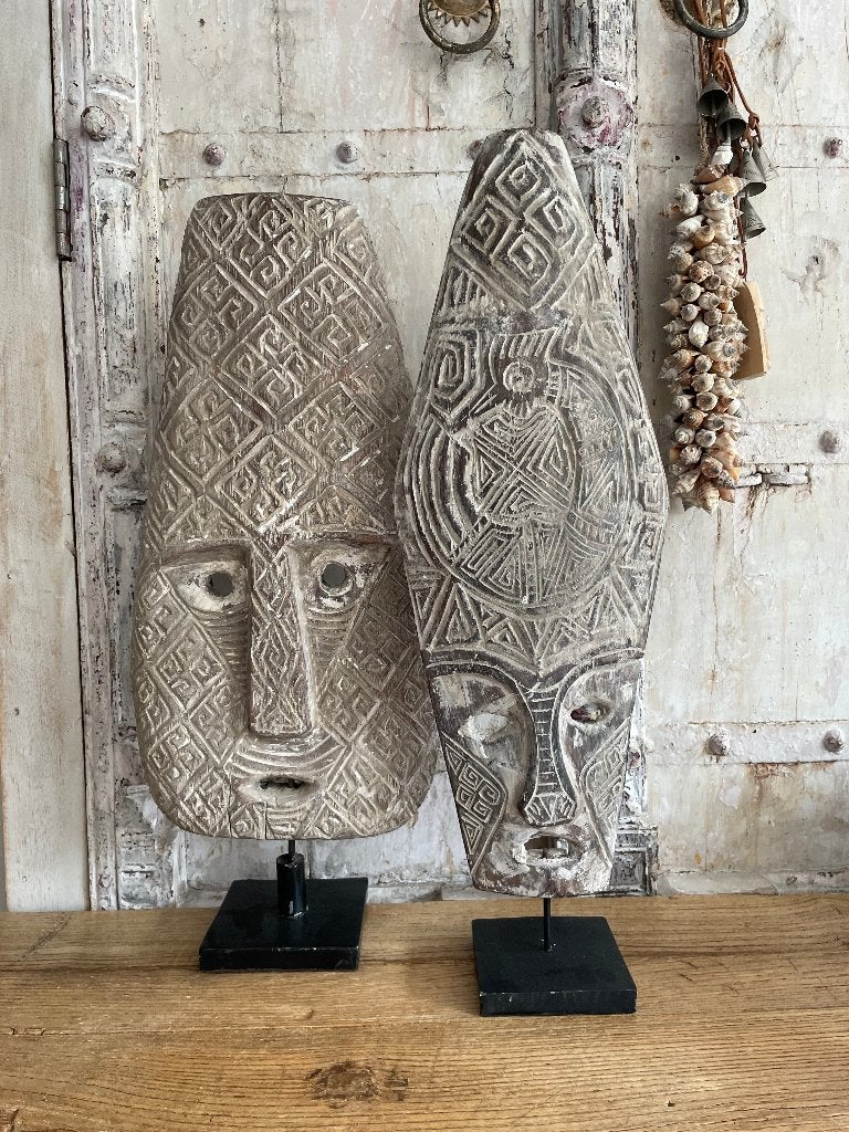 Handgesneden houten Timor masker op standaard, Antiek en Kunst, Ophalen of Verzenden, Gesneden