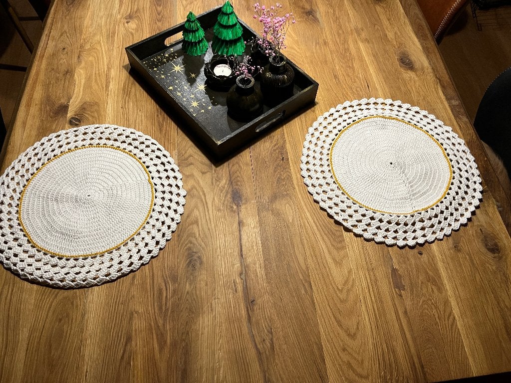 Placemats setje ecru goud gehaakt, Beige, P Gillisstraat, Nieuw, Kinderworkshops Petra