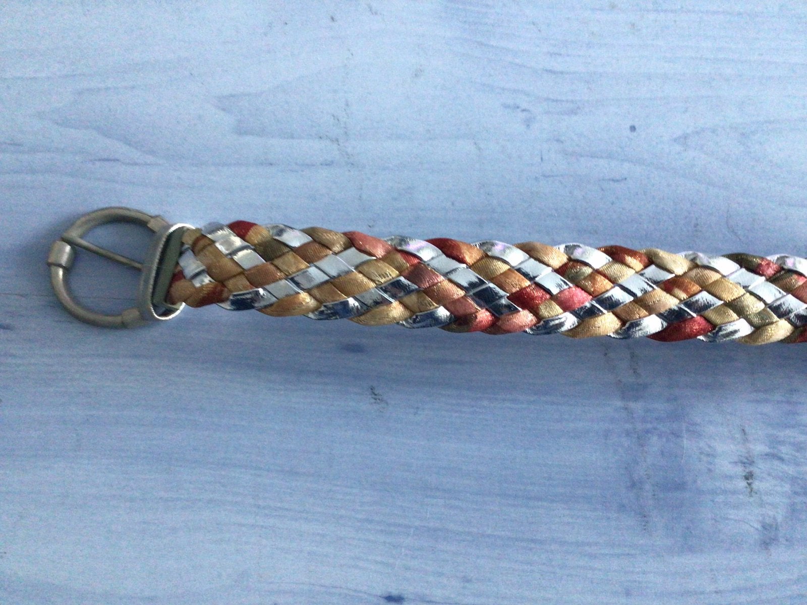 Gevlochten riem zilver, goud en rood, Kleding | Dames, Riemen en Ceinturen, Overige kleuren, 90 tot 100 cm, Tailleriem, Ophalen of Verzenden