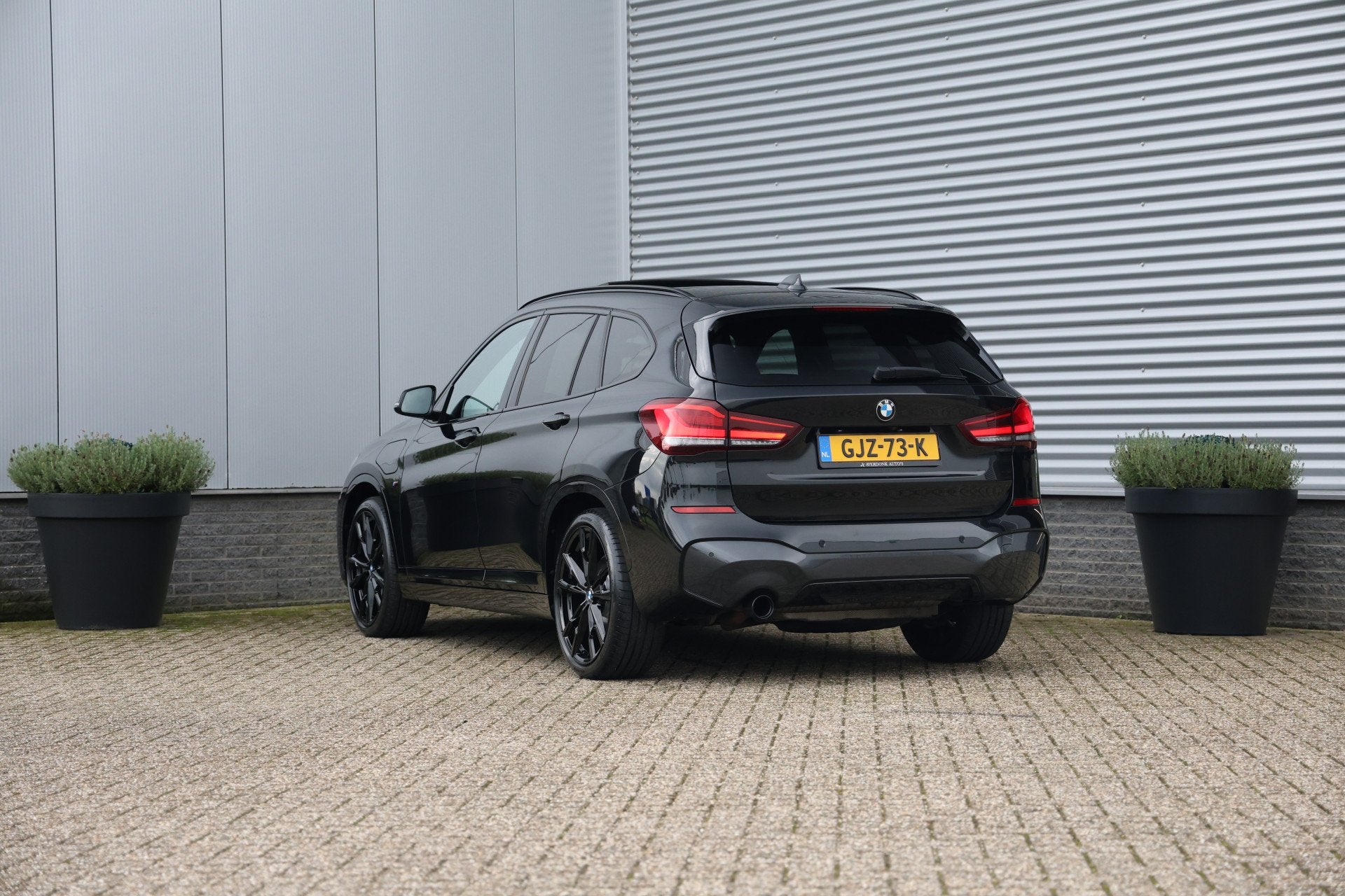 BMW X1 xDrive25e 220pk M-Sport Black Edition Pano|Trekh|H&K|, Auto's, Dealer onderhouden, Gebruikt, Zwart, Bedrijf