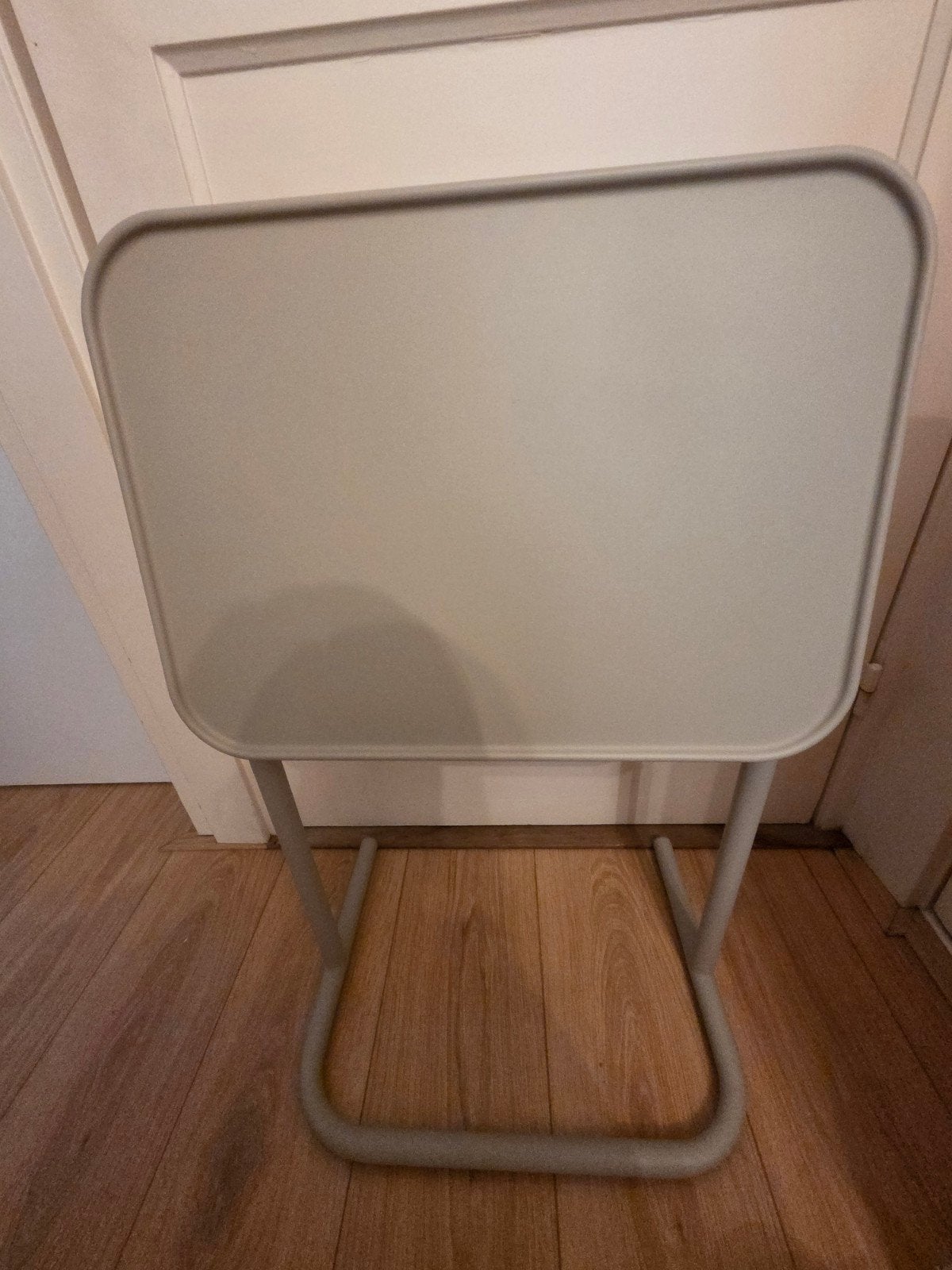 Nieuw IKEA BJÖRKÅSEN laptoptafeltje - beige, opklapbaar, Huis en Inrichting, Tafels | Bijzettafels, Nieuw, Rechthoekig, 60 cm of meer