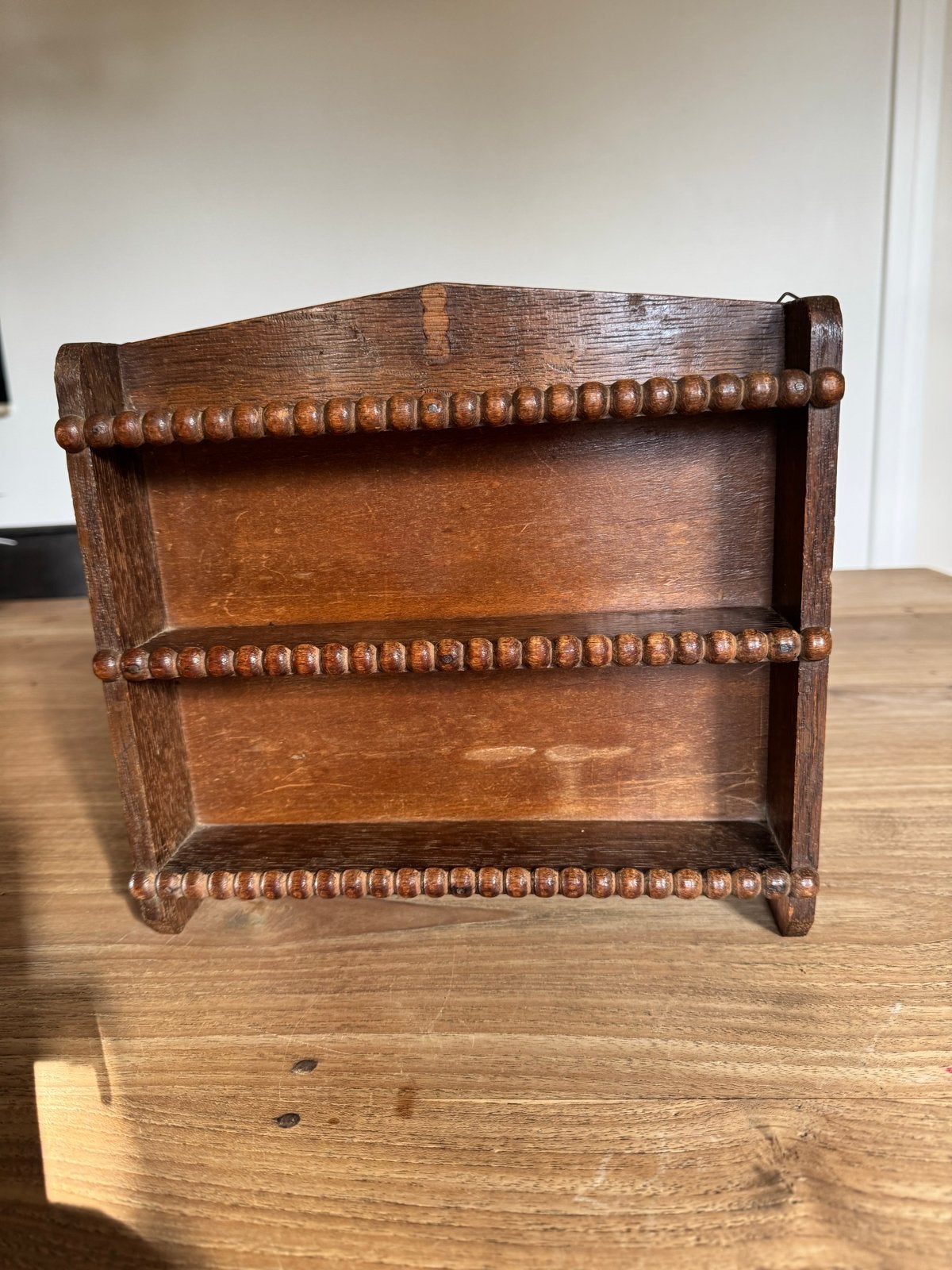 Antiek houten wandrekje met kralenrand, Antiek en Kunst, Ophalen of Verzenden