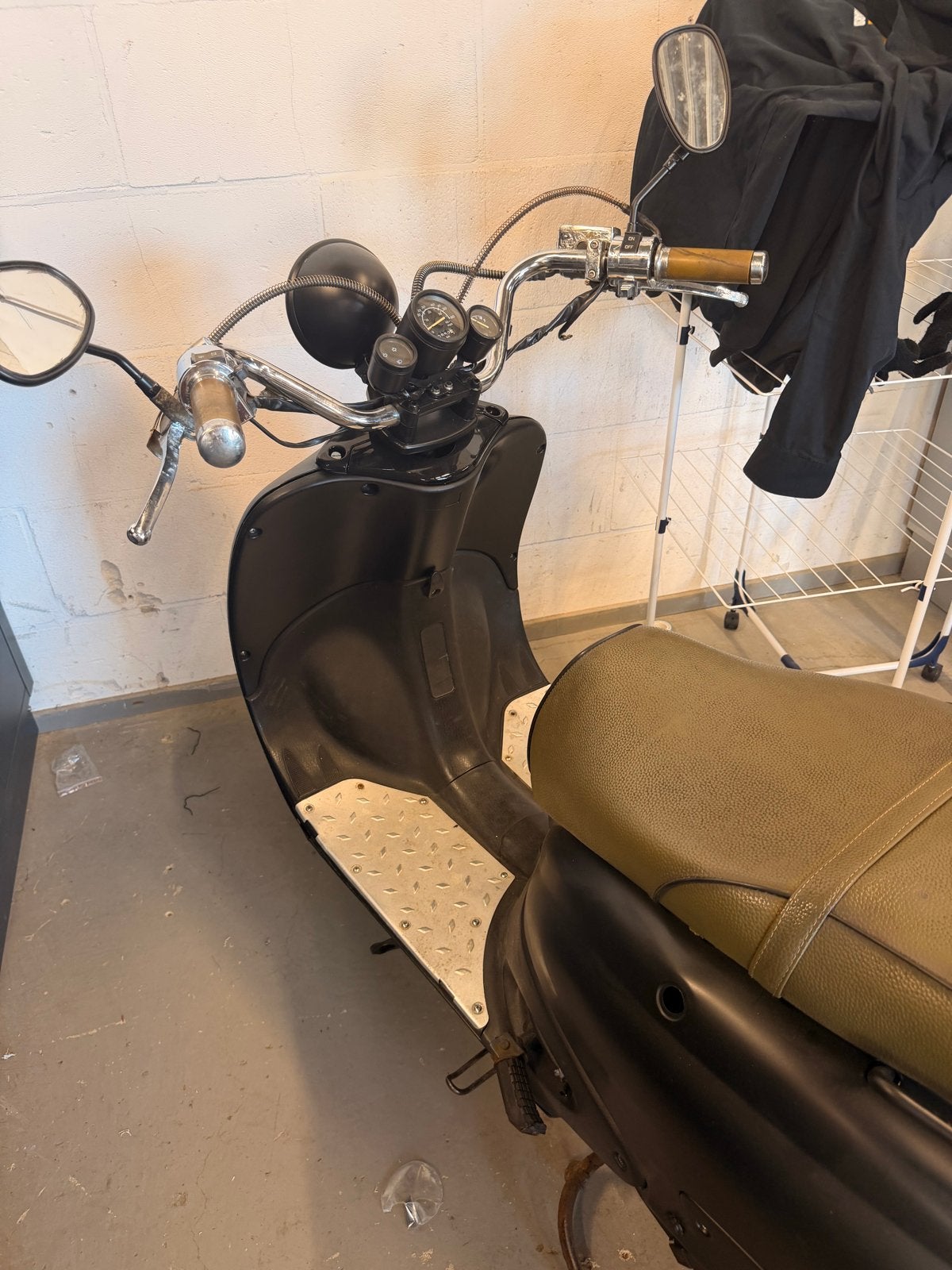 Killerbee Zwarte scooter met bruin zadel, Fietsen en Brommers, Snorfietsen en Snorscooters, Ophalen of Verzenden, Gebruikt, Benzine