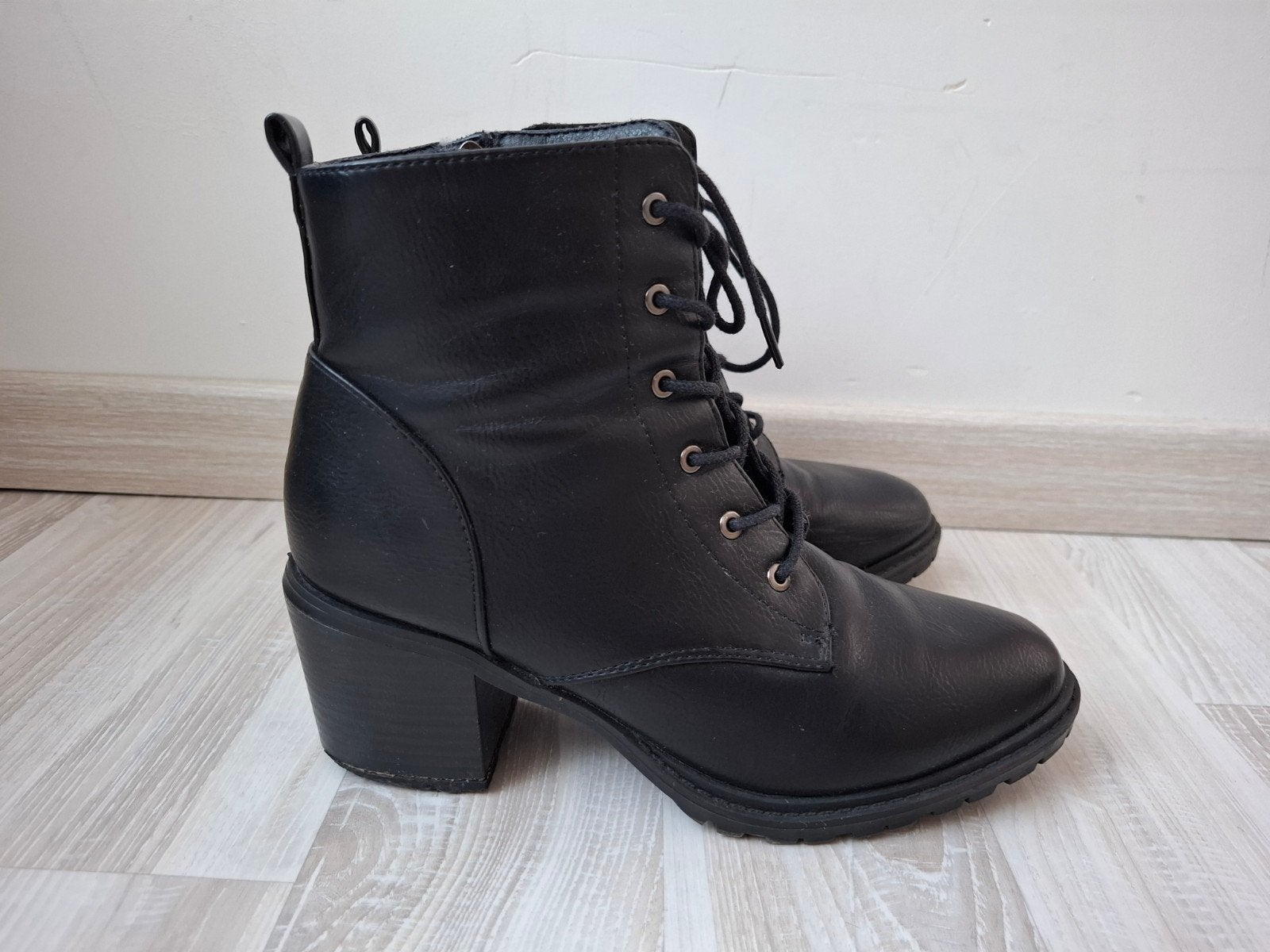 Zwarte veterlaarsjes met hak maat 37 Eksept merk, Kleding | Dames, Schoenen, Zwart, Lage of Enkellaarzen, Ophalen of Verzenden
