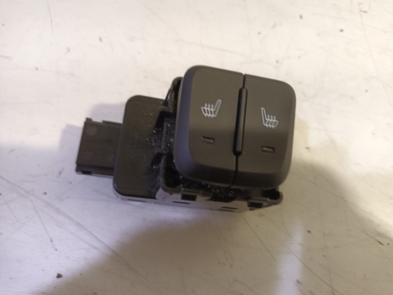 Stoelverwarming schakelaar Opel Karl, Auto-onderdelen, Onderdelen@venauto.nl, Van der Ven Autorecycling B.V., Gebruikt, Ettenseweg 76, 4706 PB Roosendaal, The Netherlands