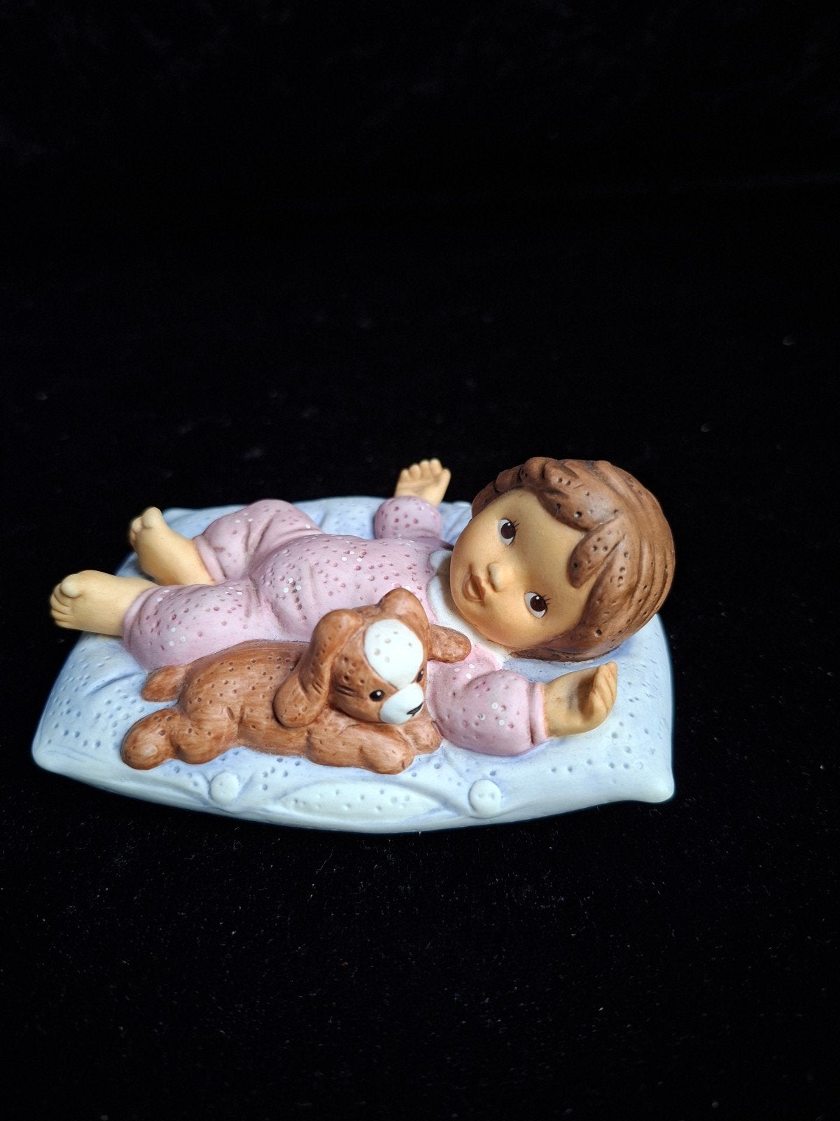 Goebel Hummel beeldje: Slapend baby'tje met hondje, Haven 49 2871 CL, Zo goed als nieuw, Gea@outlet-schoonhoven.nl, Outlet-Schoonhoven