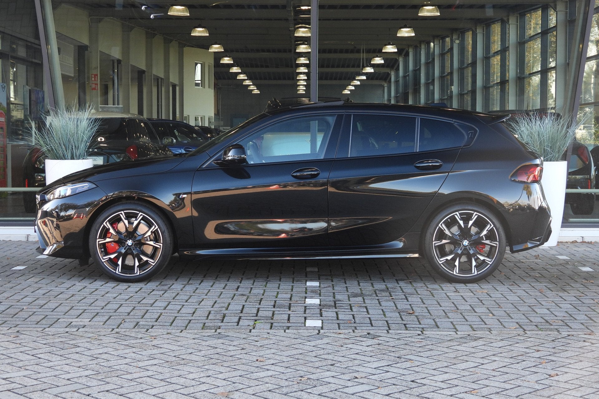 BMW 1 Serie 120 M Sport Automaat / Panoramadak / Sportstoele, Dealer onderhouden, Zwart, 156 pk, Zwart