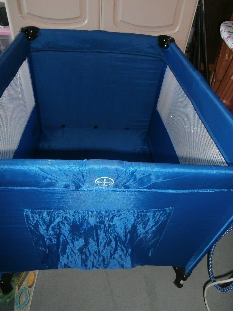 Campingbedje blauw. Born Lucky., Ophalen, Gebruikt, Reisbedje