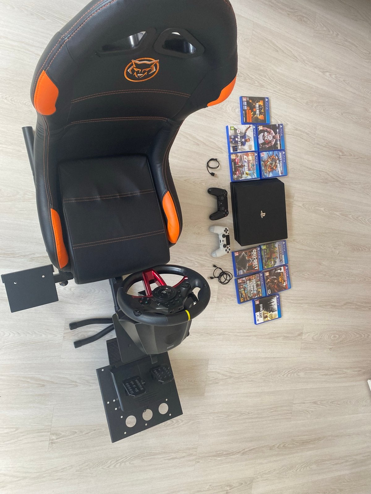 PS4 pro 2 controllers, 10 games en racestoel, Met games, Met 2 controllers, Ophalen of Verzenden, Zo goed als nieuw
