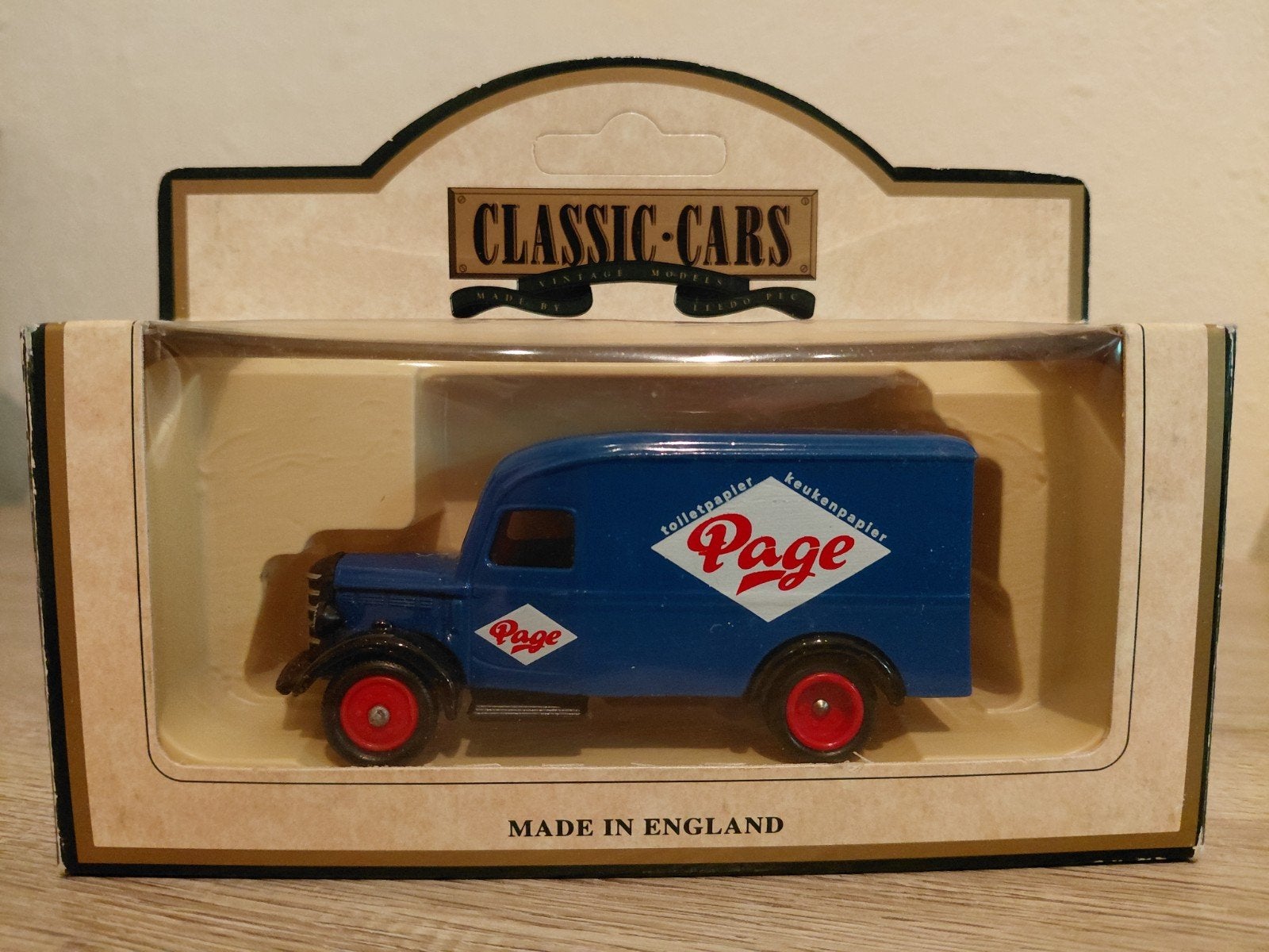 'Page toiletpapier' 1950 Bedford 30cwt Van, Overige merken, Verzenden, Groter dan 1:32, Nieuw