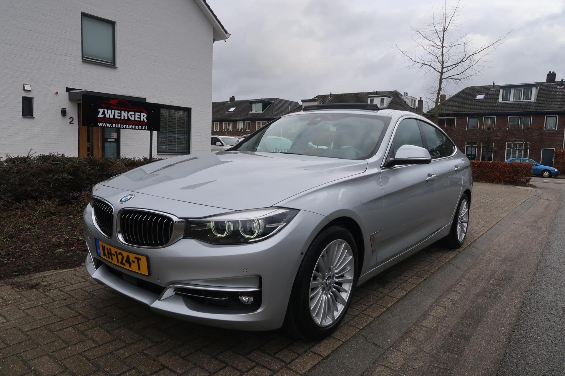 BMW 3-serie Gran Turismo 320i Aut PANORAMADAK|TREKHAAK|HEAD-, Auto's, Automaat, Achterwielaandrijving, Gebruikt, Euro 6