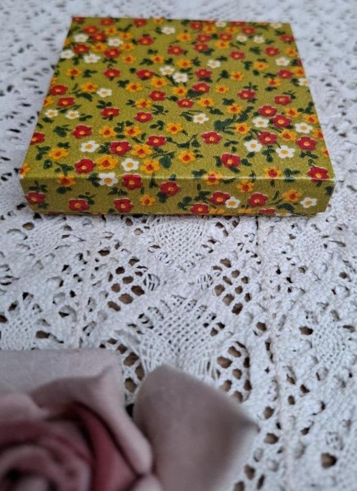 Klein vintage kartonnen sierraden doosje, bloemetjes, Antiek en Kunst, Ophalen of Verzenden
