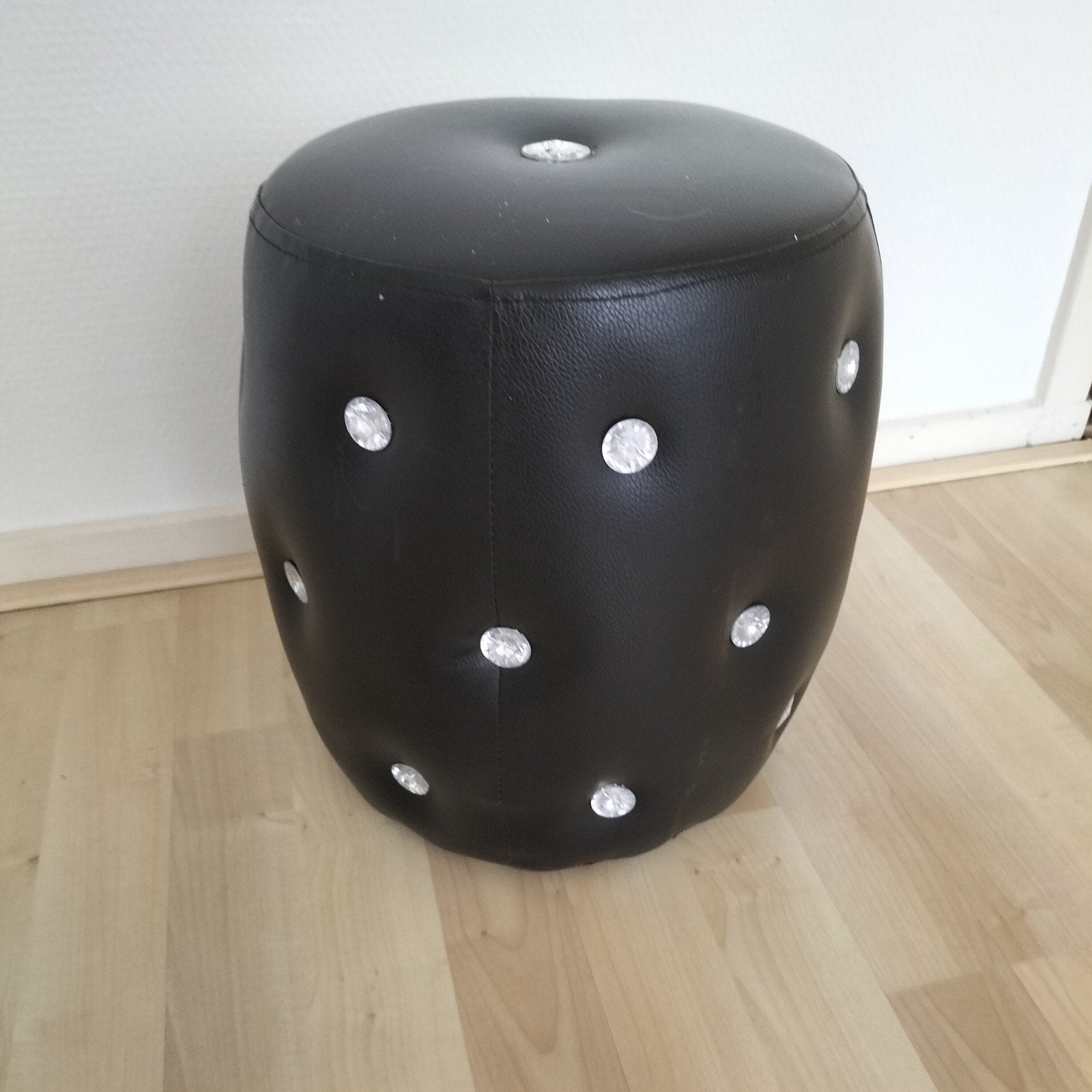Zwarte poef in dobbelsteen-stijl, Huis en Inrichting, Gebruikt, Modern, Speels, Rond, Minder dan 50 cm