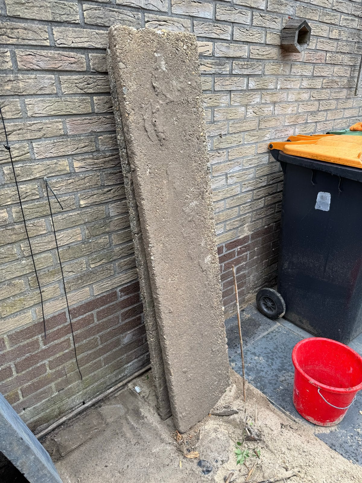 3 betonbanden 1.50m lang, 32cm hoog, 4cm dik (1 gebroken), Ophalen of Verzenden, Gebruikt