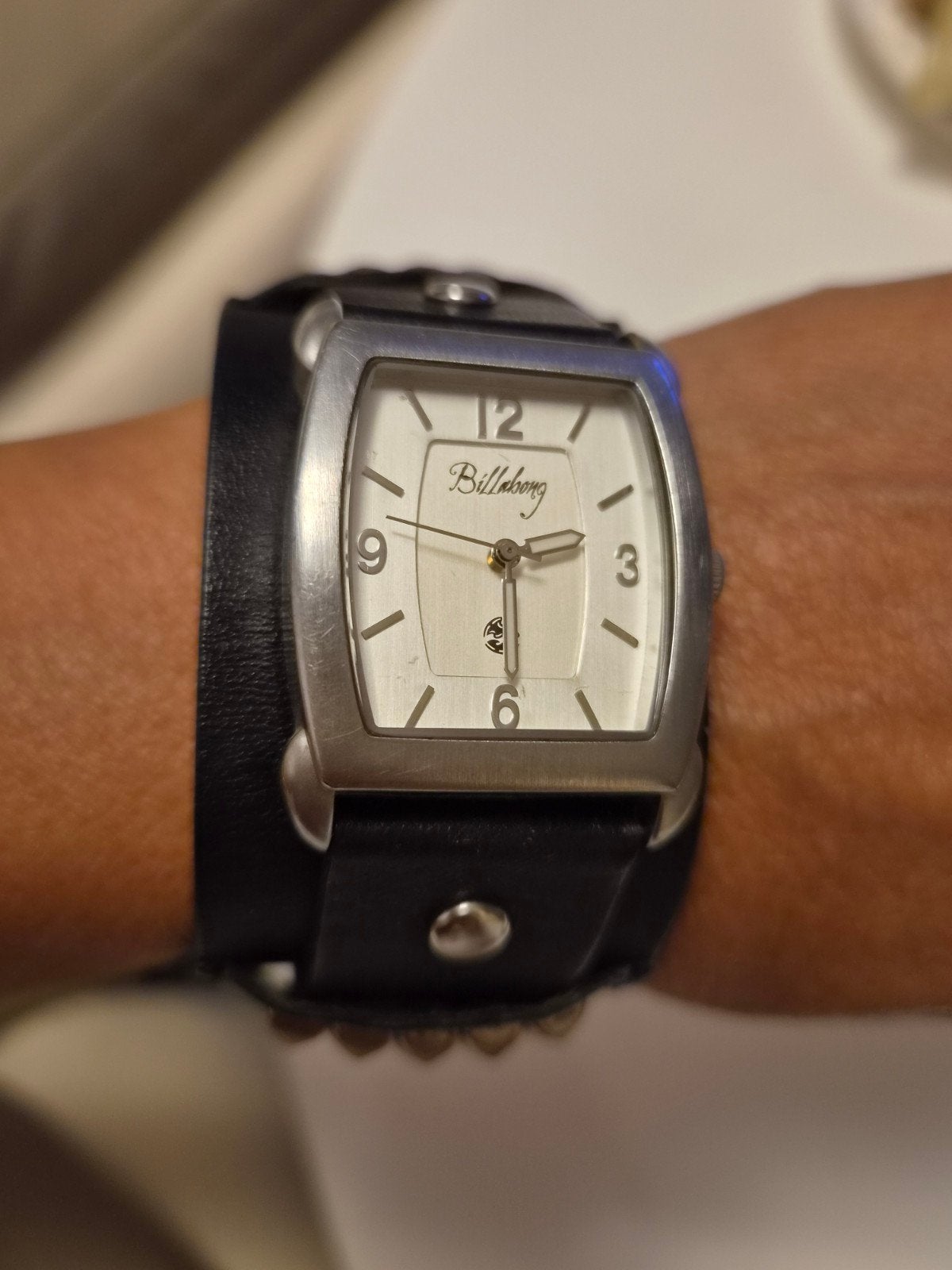 Billabong polshorloge met brede leren band en studs, Ophalen of Verzenden, Leer, Overige merken