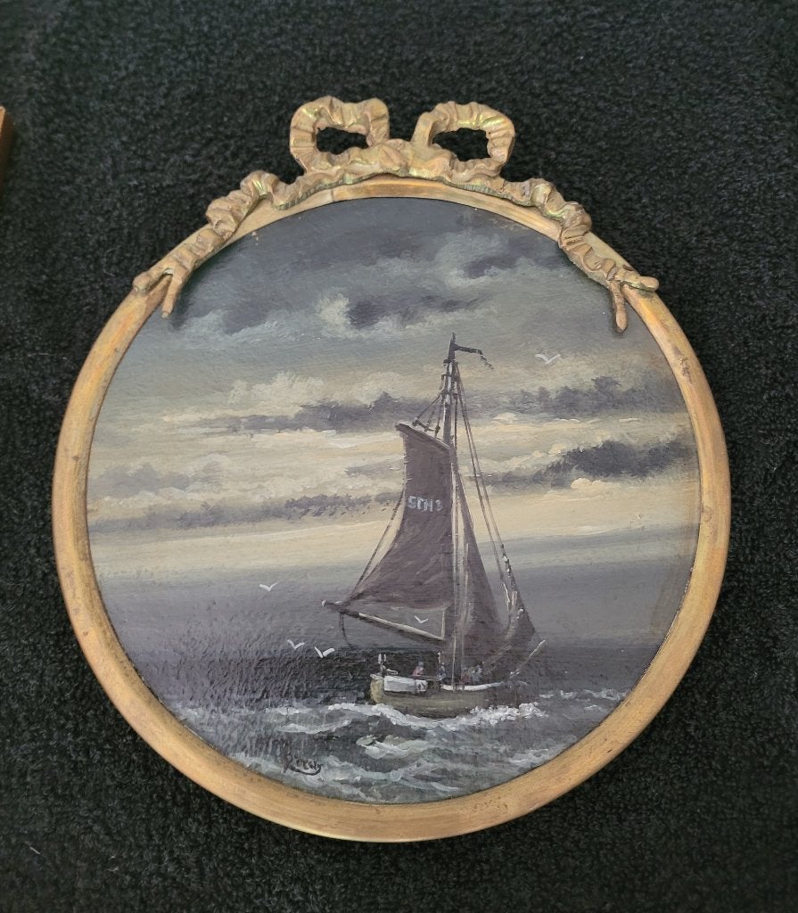Scheveningse botter gevat in messing striklijst ca. 23 cm., Antiek en Kunst, Ophalen of Verzenden, Bijzondere lijst, Olieverf