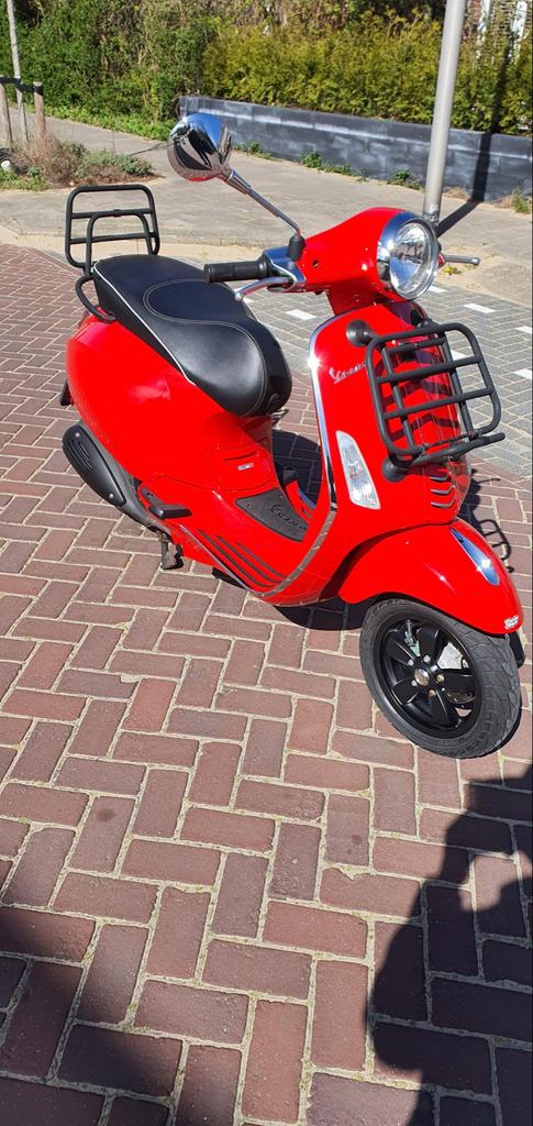 rode Vespa scooter, Fietsen en Brommers, Scooters | Vespa, Ophalen, Overige modellen, Maximaal 45 km/u, Zo goed als nieuw