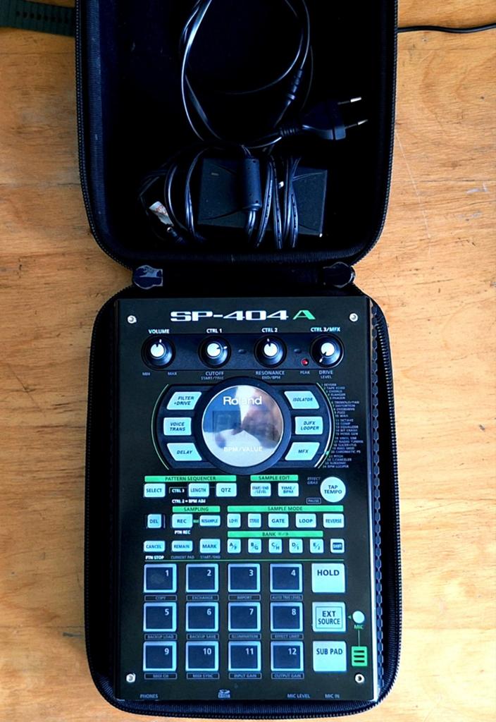 Roland SP-404A Sampler met case en voeding, Ophalen of Verzenden