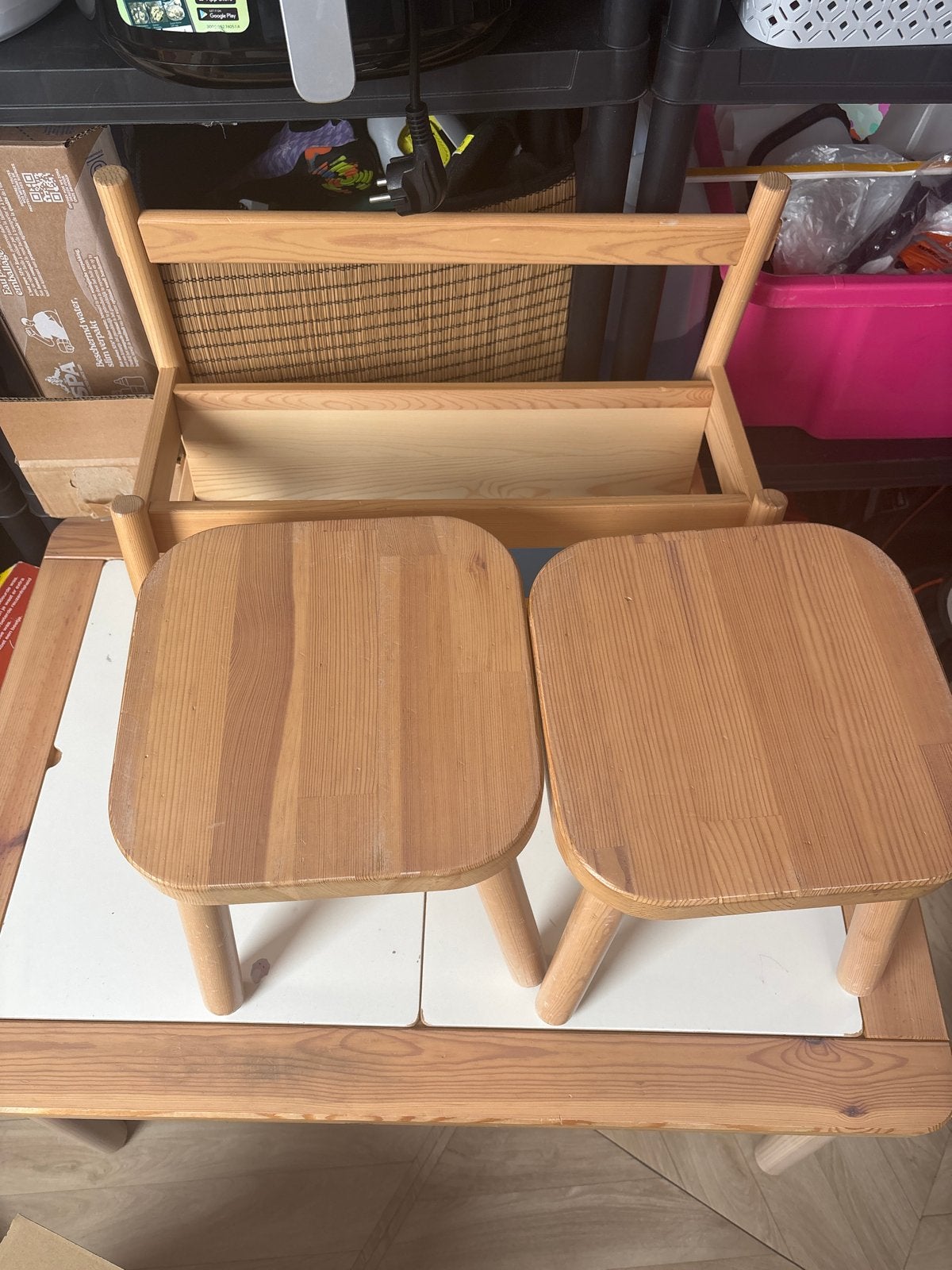 Houten kinderzitje met twee krukjes en boek kastje, Ophalen, Gebruikt, Tafel(s) en Stoel(en)