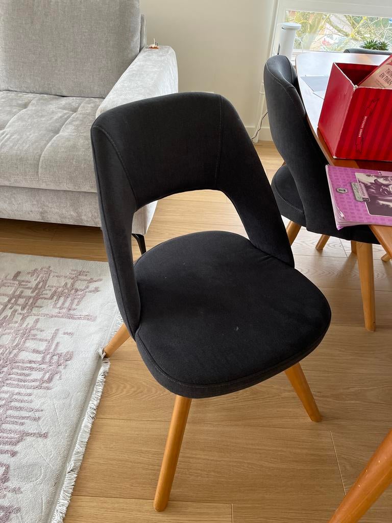 Zes houten stoelen, waarvan één kapot, Gebruikt, Zwart, Ophalen of Verzenden, Vijf, Zes of meer stoelen