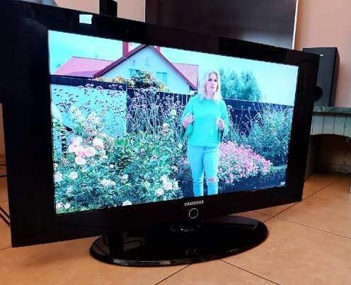 Mooie Samsung 32 inch  TV met afstandsbediening en voet, Ophalen, Gebruikt, 50 Hz, 80 tot 100 cm