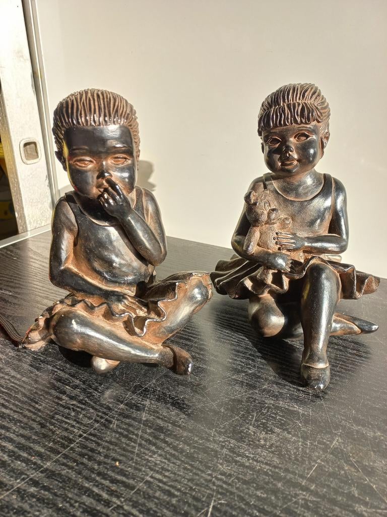 2 bronzen beeldjes van zittende meisjes, 20 cm hoog, Ophalen of Verzenden
