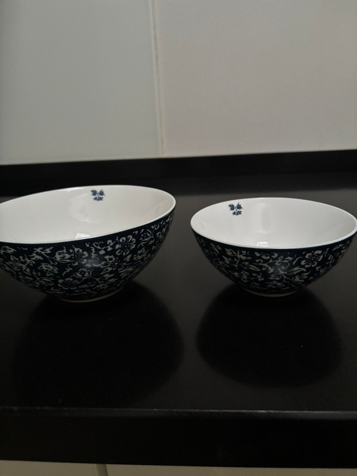 Set van 2 Laura Ashley kommen - wit met blauw bloemmotief, Huis en Inrichting, Keuken | Servies, Ophalen of Verzenden, Nieuw, Overige stijlen