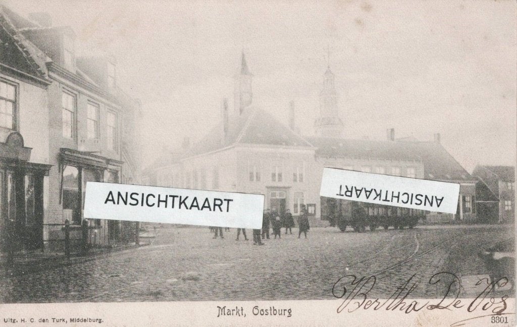Ansichtkaart Oostburg - Markt - spoorlijn - poserende mensen, Ophalen of Verzenden, Voor 1920, Gelopen, Zeeland