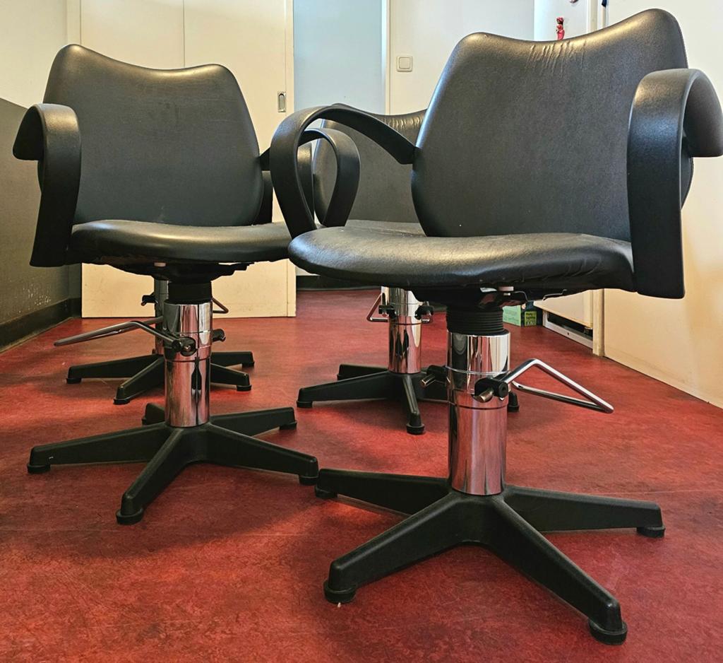 4 zwarte kappers stoelen met pomp, Diensten en Vakmensen, Kappers en Thuiskappers
