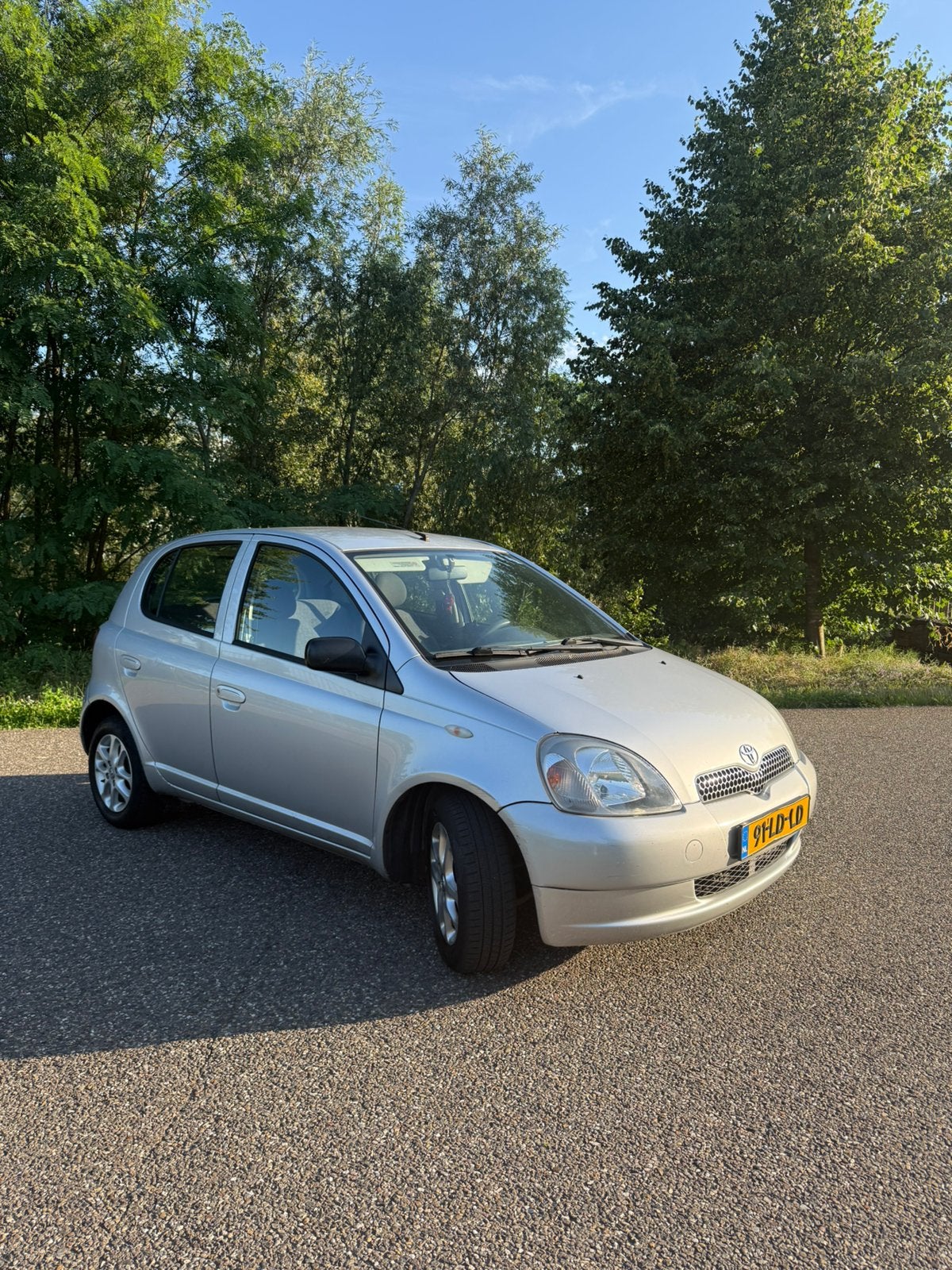 Toyota Yaris 1.3 16V 5DR Linea Luna 2002 Grijs 3e Eigenaar, Auto's, Voorwielaandrijving, Stof, 4 cilinders, 400 kg