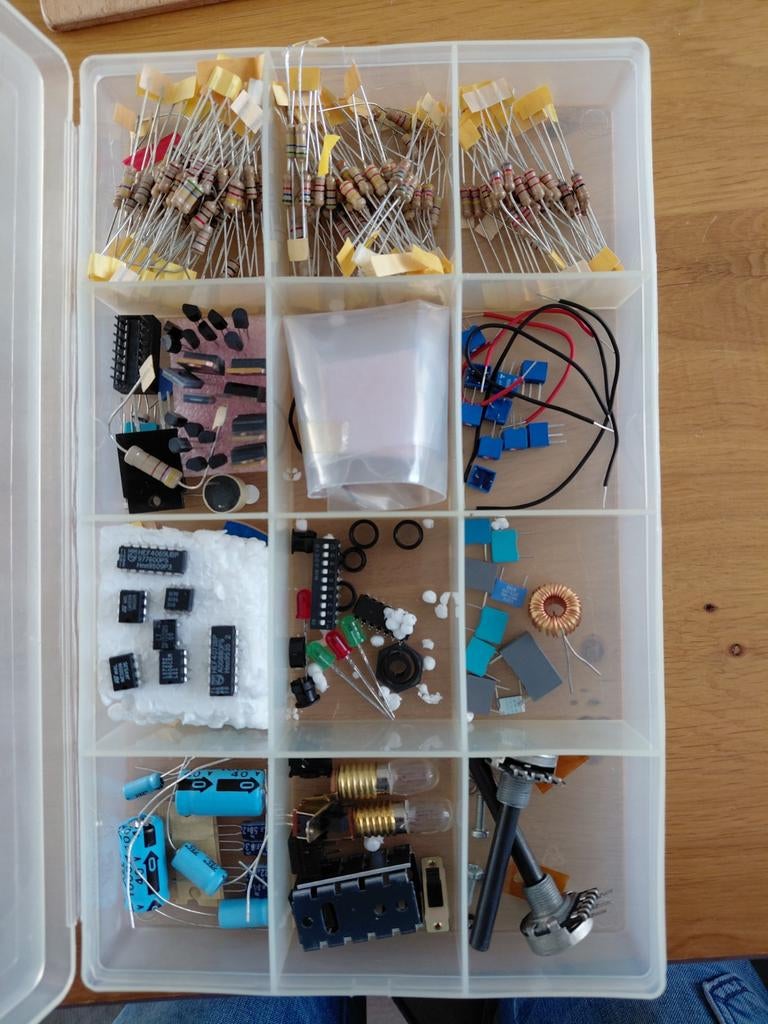 Doos met diverse elektronica componenten, Ophalen