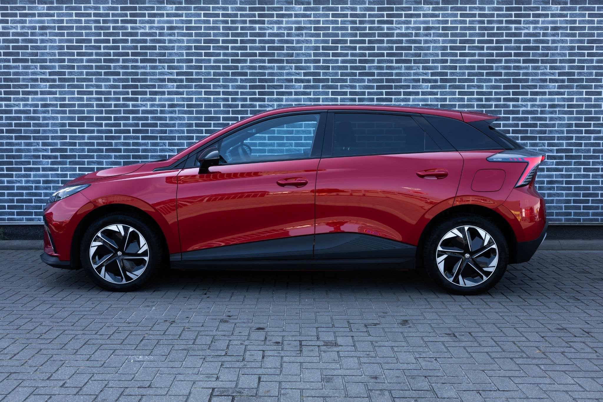 MG MG4 Electric Luxury 64 kWh | 360 Graden Camera | Parkeers, Auto's, MG, Gebruikt, Zwart, 204 pk, Automatische klimaatregeling