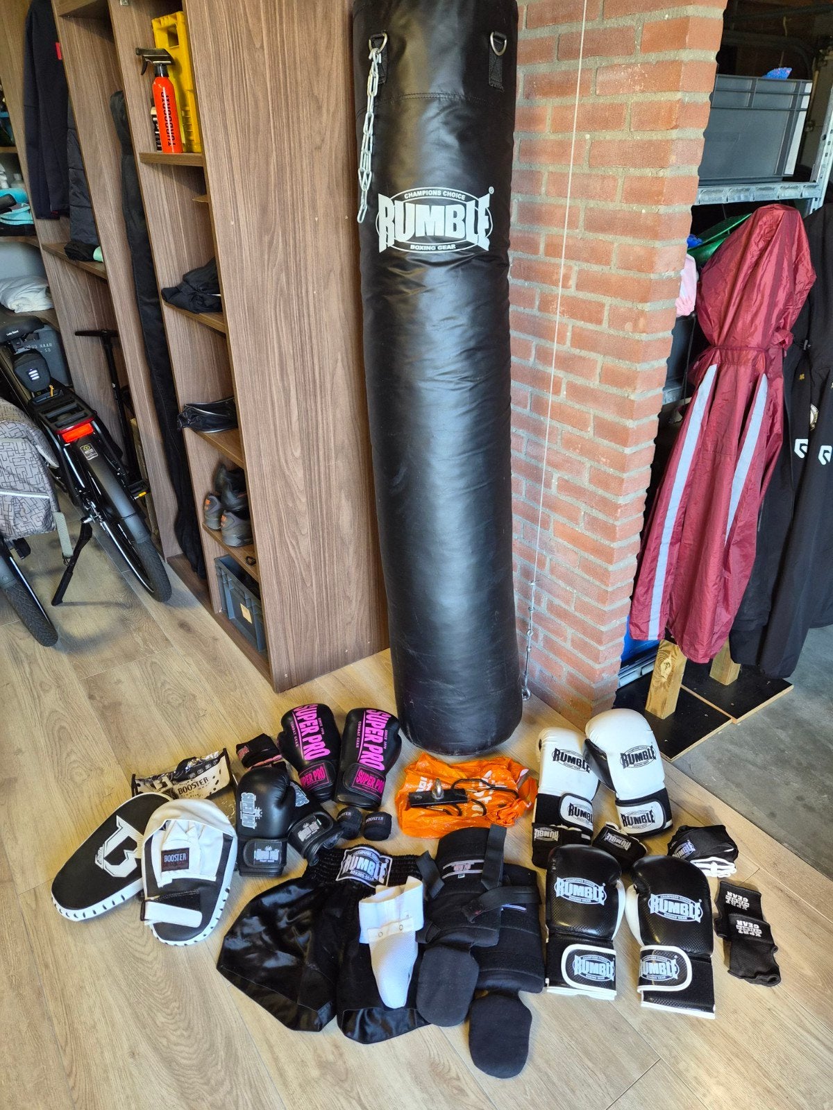 Complete Vechtsport Set: Bokszak Rumble , Handschoenen & Bes, Sport en Fitness, Maat XS of kleiner, Ophalen, Zo goed als nieuw