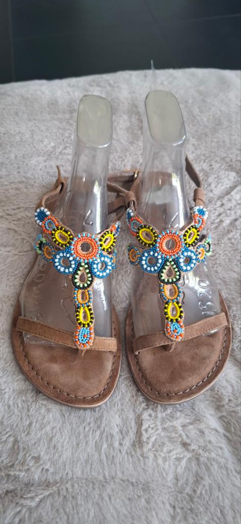 Lazamani sandalen, Ophalen