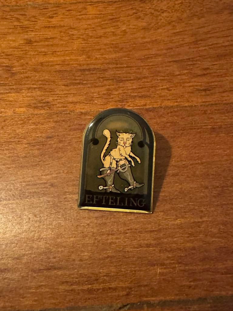 Efteling gelaarsde kat smidje pin, Verzamelen, Ophalen of Verzenden, Nieuw, Button of Speldje