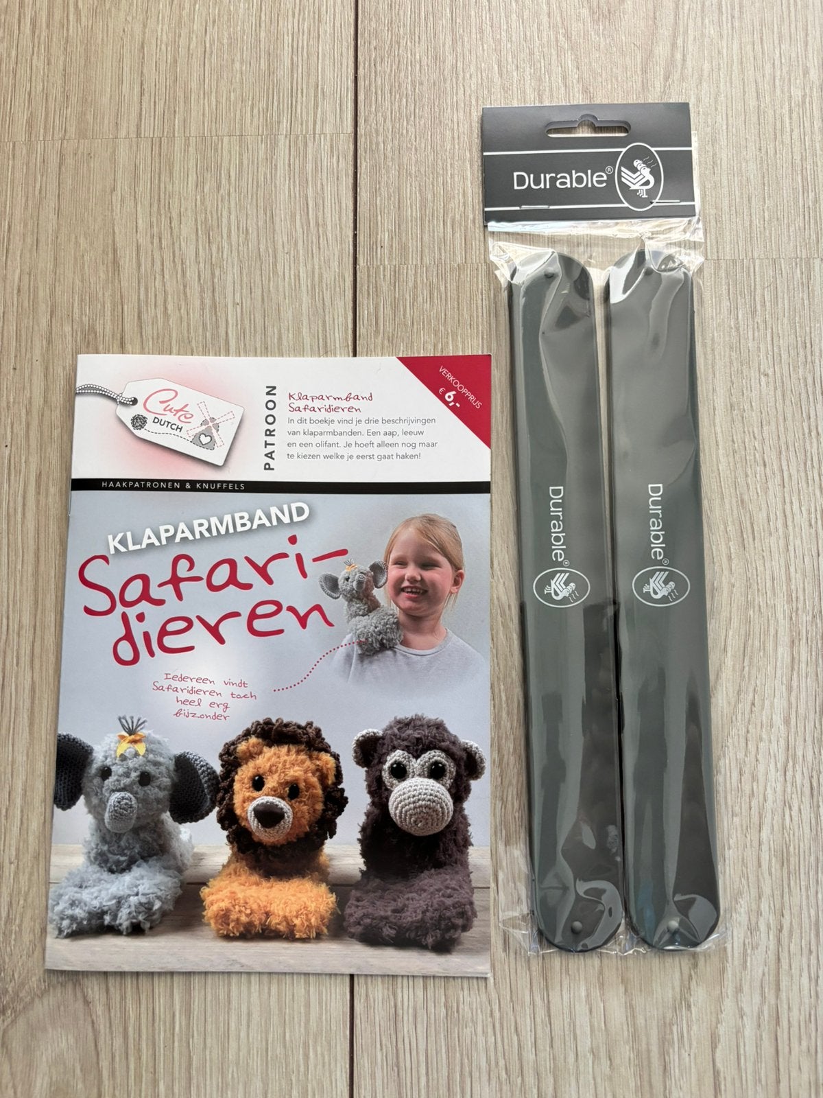 Haakpatroon safaridieren met 2 klaparmband, Ophalen of Verzenden, Zo goed als nieuw, Haken, Wol of Garen