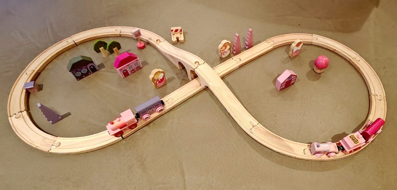 Houten treinbaan met accessoires roze/paars, Kinderen en Baby's, Speelgoed | Houten speelgoed, Ophalen of Verzenden, Zo goed als nieuw