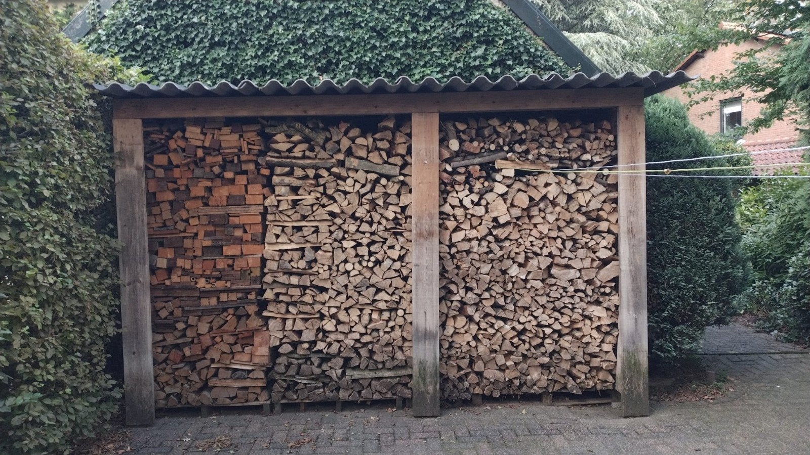 Ca. 9 m³ gestapeld, gekloofd en droog haardhout (mix), 6 m³ of meer, Ophalen, Overige houtsoorten, Blokken