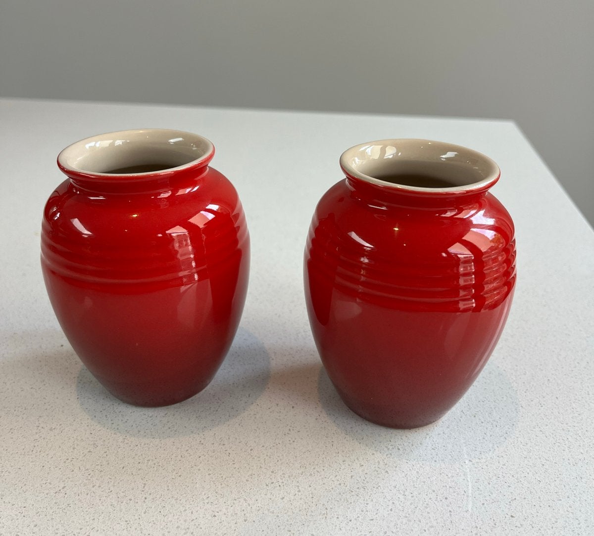 2 Le Creuset mini vaasjes (kersenrood), Huis en Inrichting, Ophalen, Aardewerk of Porselein, Zo goed als nieuw, Minder dan 50 cm