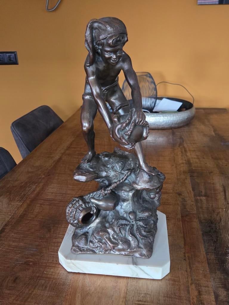Bronzen beeldje van jongen met octopus op marmeren voet, Antiek en Kunst, Ophalen