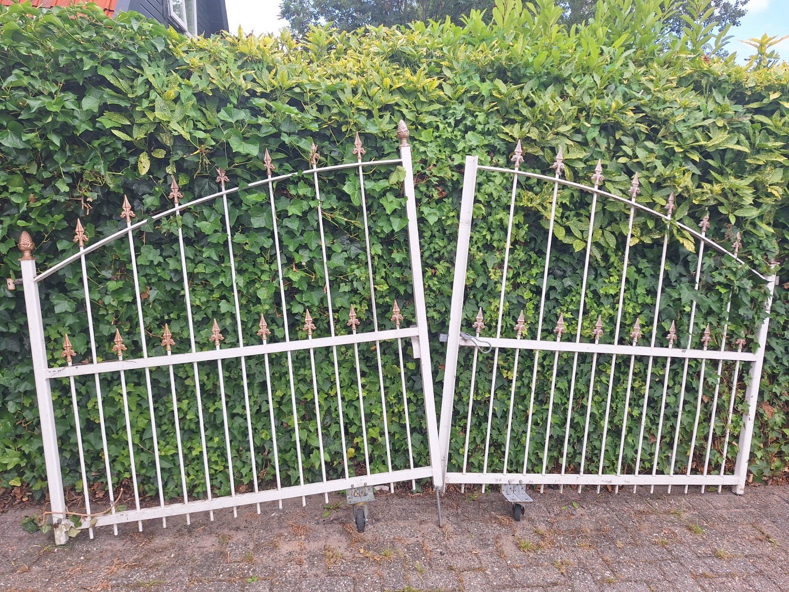 Sierhekwerk met poort - Wit, ijzeren tuinhek, Tuin en Terras, Tuinhekken en Hekwerk, Gebruikt, Sierhekwerk, IJzer, Met poort, Ophalen