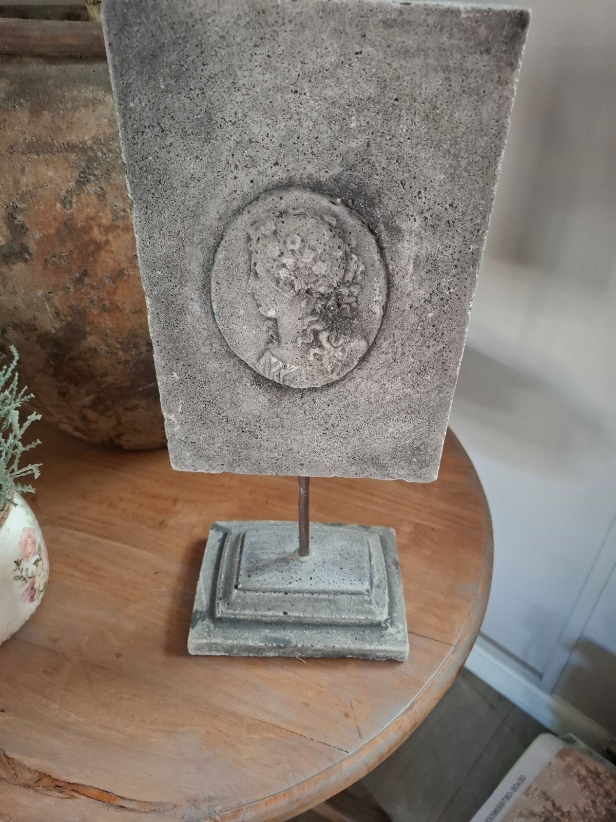 Decoratief beeldje met klassiek profiel, Ophalen