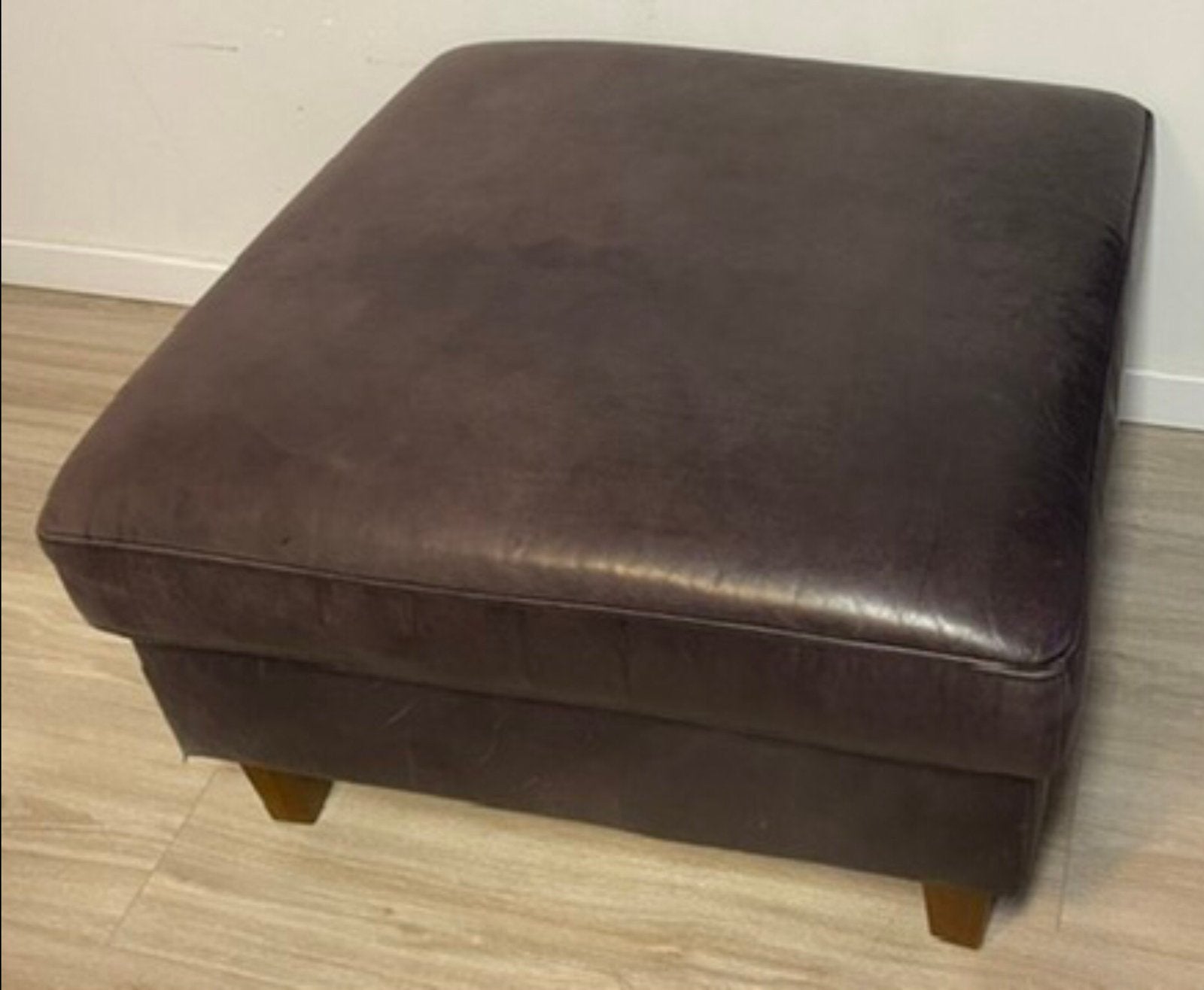 COMFORTABELE BRUINE HOCKER / VOETENBANK 77X77 CM, Huis en Inrichting, Banken | Voetenbanken en Poefen, Ophalen, Gebruikt, Vierkant