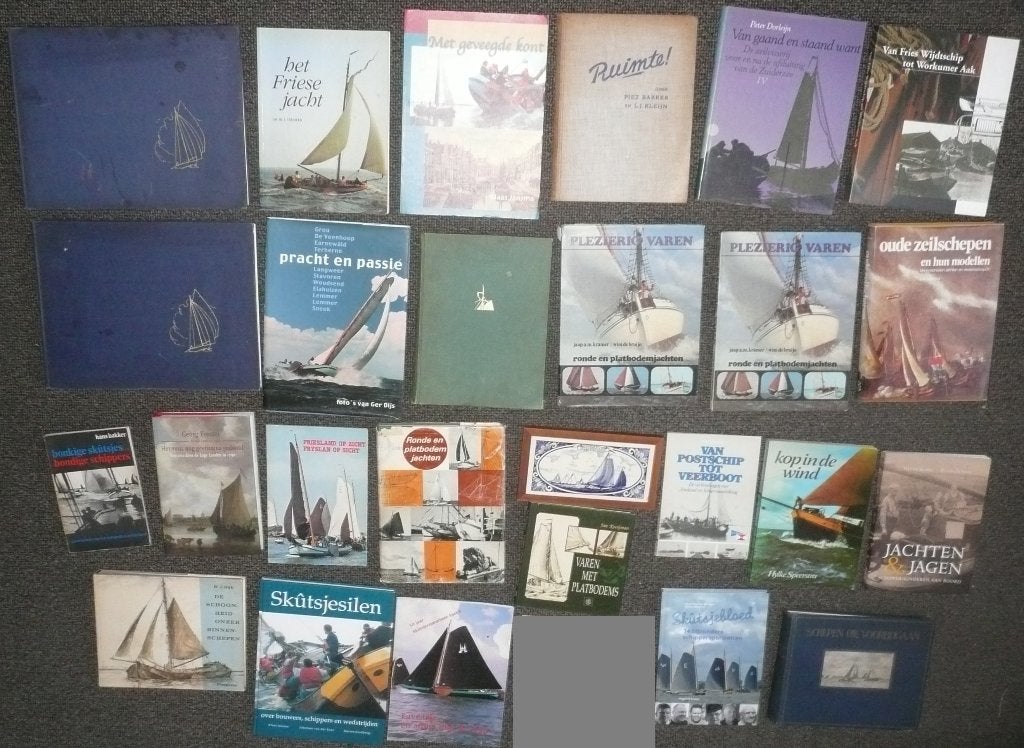 75 x RONDE EN PLATBODEM JACHTEN SKUTSJES:Niet los te koop., Ophalen of Verzenden, Zo goed als nieuw, Zeilboot, Boek of Tijdschrift